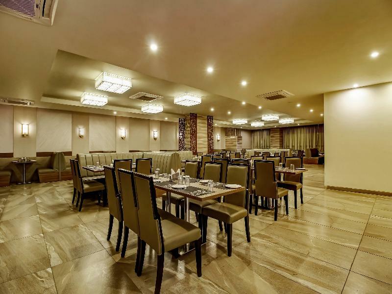 Capital O 28086 Sindhura Grand Hotel Hyderabad Exterior photo